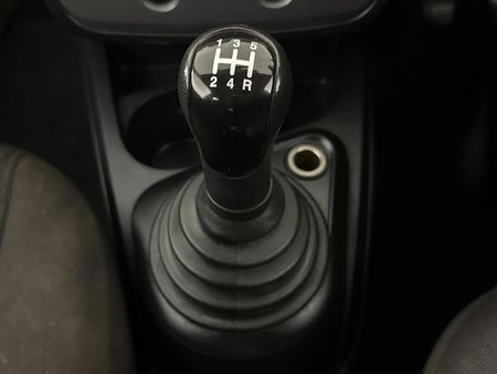 2011-Ford-Figo-14-Ambiente_6