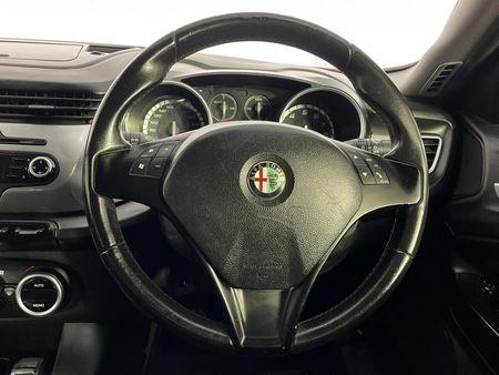 2012-Alfa-Romeo-Giulietta-14T-Distinctive_9