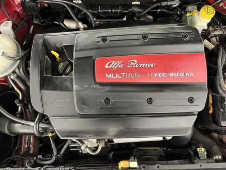 2012-Alfa-Romeo-Giulietta-14T-Distinctive_10