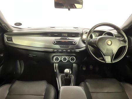 2012-Alfa-Romeo-Giulietta-14T-Distinctive_1