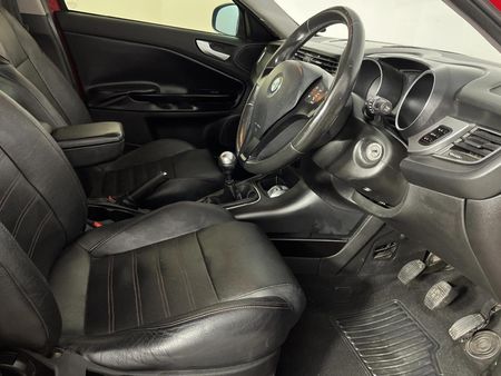 2012-Alfa-Romeo-Giulietta-14T-Distinctive_6