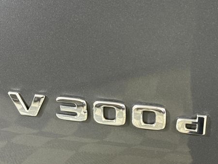 2022-Mercedes-Benz-V-Class-V-300d-Exclusive_10