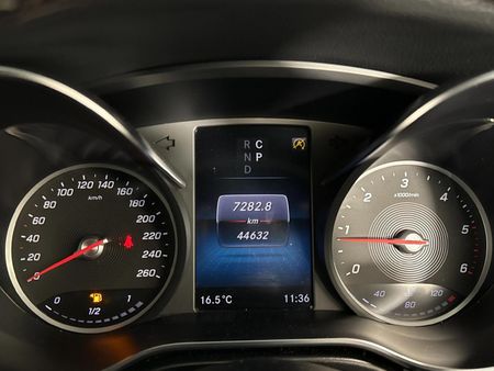 2022-Mercedes-Benz-V-Class-V-300d-Exclusive_2
