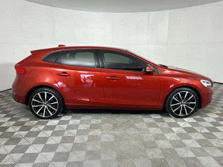2019-Volvo-V40-T2-R-Design-Auto_15