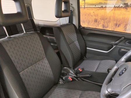 2009-Suzuki-Jimny-13_16