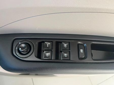 2023-Renault-Triber-10-Intens-Auto_15