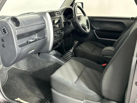 2017-Suzuki-Jimny-13_6
