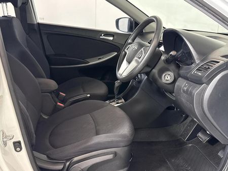 2012-Hyundai-Accent-16-GLS-Fluid-Auto_9
