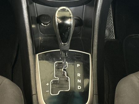 2012-Hyundai-Accent-16-GLS-Fluid-Auto_10