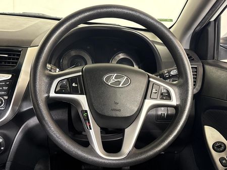 2012-Hyundai-Accent-16-GLS-Fluid-Auto_11