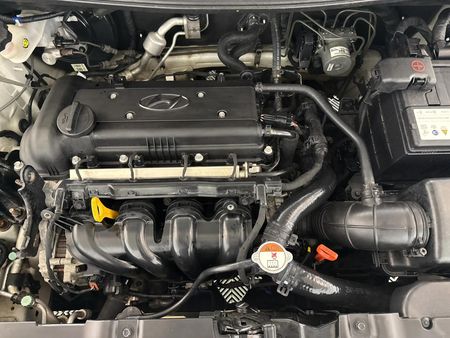 2012-Hyundai-Accent-16-GLS-Fluid-Auto_12