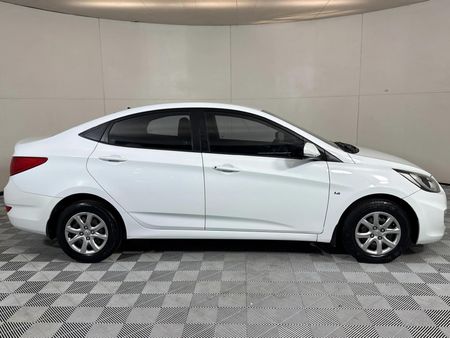 2012-Hyundai-Accent-16-GLS-Fluid-Auto_15