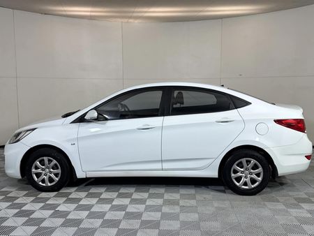 2012-Hyundai-Accent-16-GLS-Fluid-Auto_17