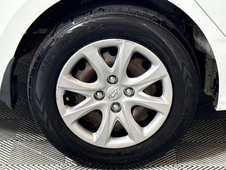 2012-Hyundai-Accent-16-GLS-Fluid-Auto_6