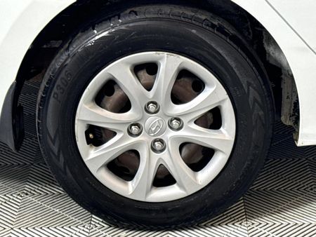 2012-Hyundai-Accent-16-GLS-Fluid-Auto_7