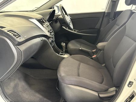 2012-Hyundai-Accent-16-GLS-Fluid-Auto_8