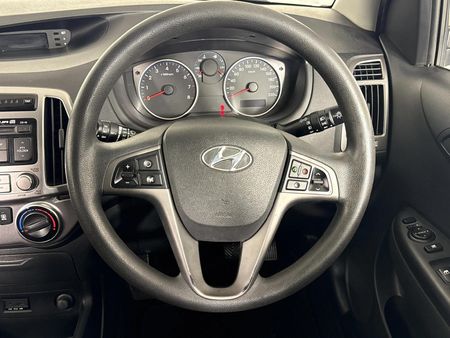 2014-Hyundai-i20-14-Fluid_9