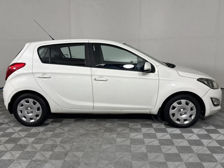 2014-Hyundai-i20-14-Fluid_14