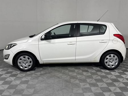 2014-Hyundai-i20-14-Fluid_16