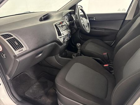 2014-Hyundai-i20-14-Fluid_7