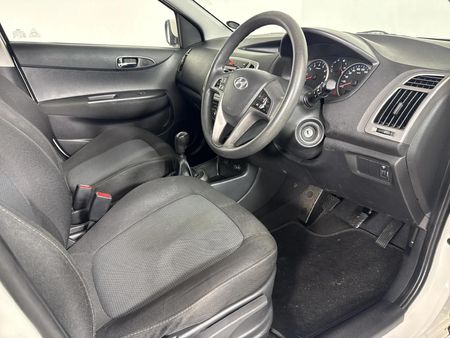 2014-Hyundai-i20-14-Fluid_8