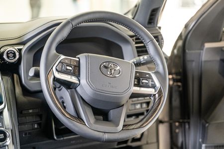2026-Toyota-Land-Cruiser-300-V6-33D-ZX_10