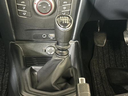2024-Mahindra-XUV-300-12T-SE-W4_10