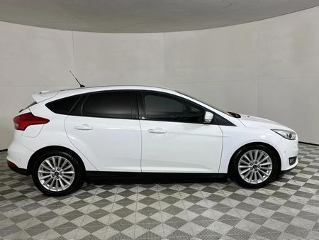 2017-Ford-Focus-15-EcoBoost-Trend-Auto-5-dr_17