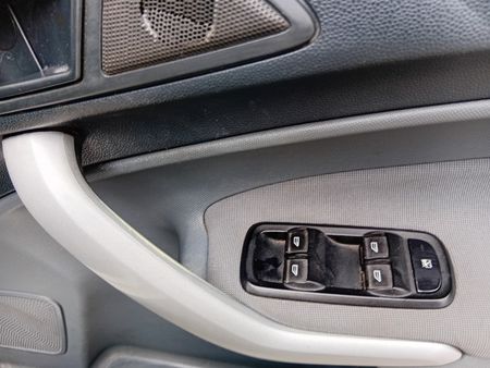 2012-Ford-Fiesta-14i-Trend-5-dr_9