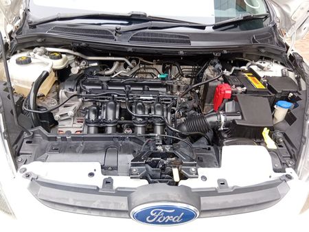 2012-Ford-Fiesta-14i-Trend-5-dr_10