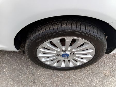 2012-Ford-Fiesta-14i-Trend-5-dr_11