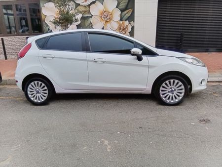 2012-Ford-Fiesta-14i-Trend-5-dr_3