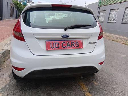 2012-Ford-Fiesta-14i-Trend-5-dr_4