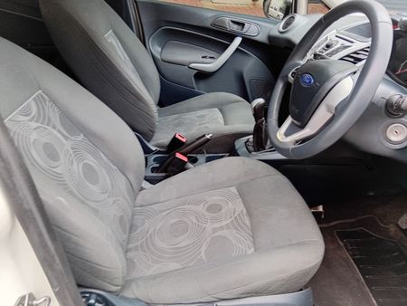 2012-Ford-Fiesta-14i-Trend-5-dr_6