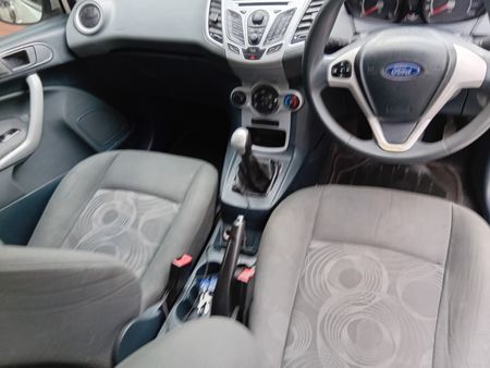 2012-Ford-Fiesta-14i-Trend-5-dr_7