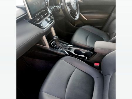 2025-Toyota-Corolla-Cross-18-XS_14