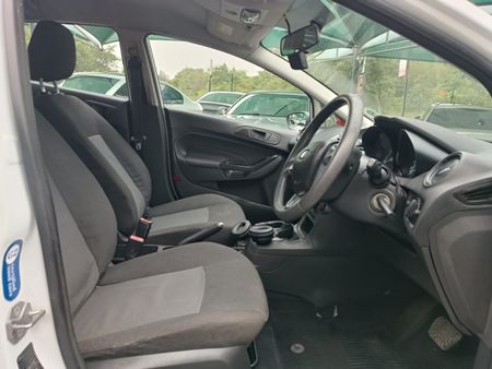 2016-Ford-Fiesta-10-EcoBoost-Ambiente-Auto-5-dr_11