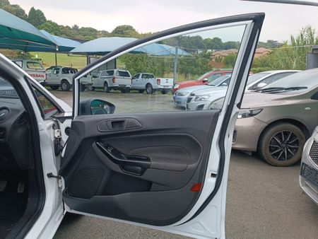 2016-Ford-Fiesta-10-EcoBoost-Ambiente-Auto-5-dr_13