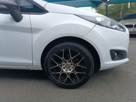 2016-Ford-Fiesta-10-EcoBoost-Ambiente-Auto-5-dr_8