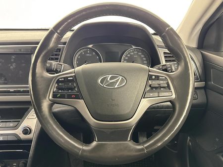 2019-Hyundai-Elantra-16-Executive_11