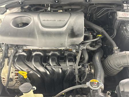 2019-Hyundai-Elantra-16-Executive_12