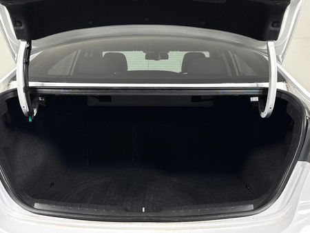 2019-Hyundai-Elantra-16-Executive_13