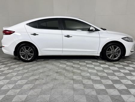 2019-Hyundai-Elantra-16-Executive_16