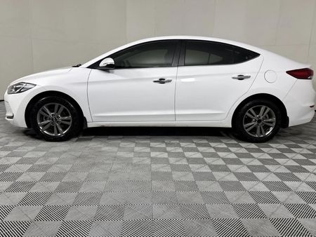 2019-Hyundai-Elantra-16-Executive_18