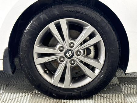 2019-Hyundai-Elantra-16-Executive_5