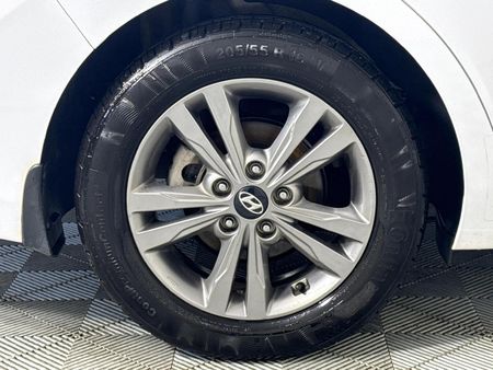 2019-Hyundai-Elantra-16-Executive_6