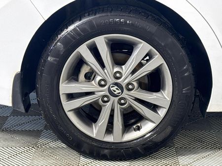 2019-Hyundai-Elantra-16-Executive_7