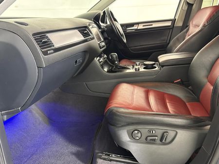 2012-Volkswagen-Touareg-30-V6-TDI-Auto-Bluemotion-180kW_8