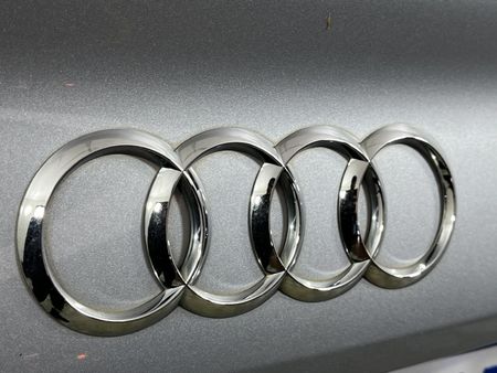 2016-Audi-A4-14-TFSI-Design-Auto_11