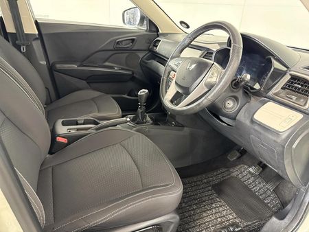 2024-Mahindra-XUV-300-12T-W6_9